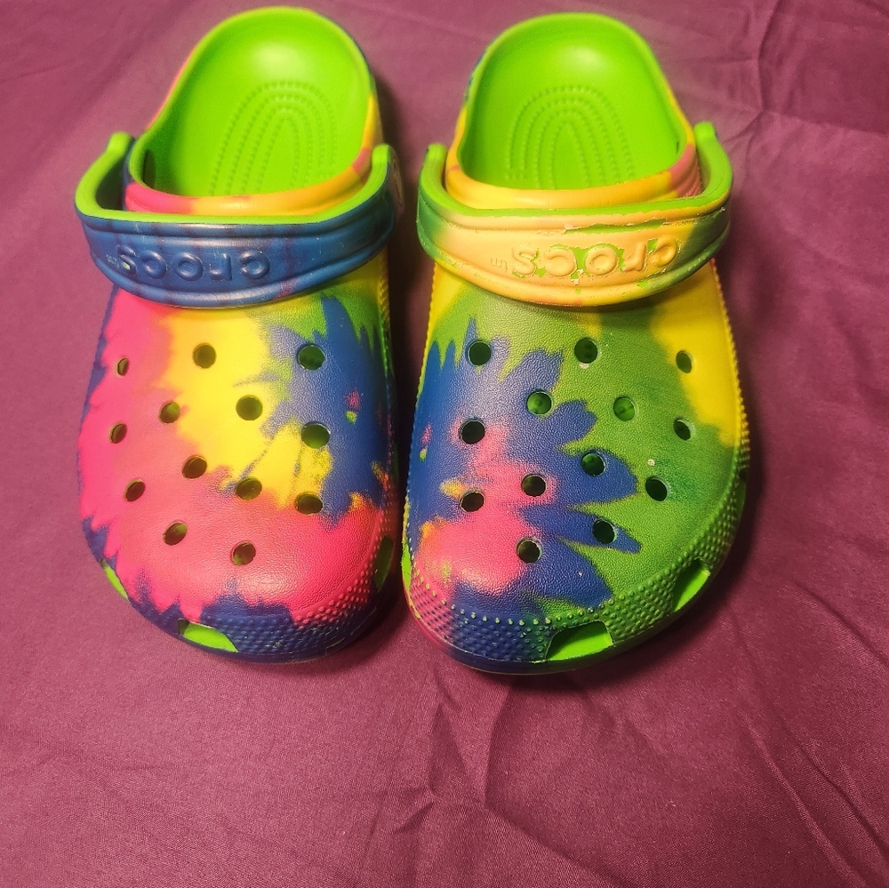 CROCS Green and Pink Sandals Vibrant Design